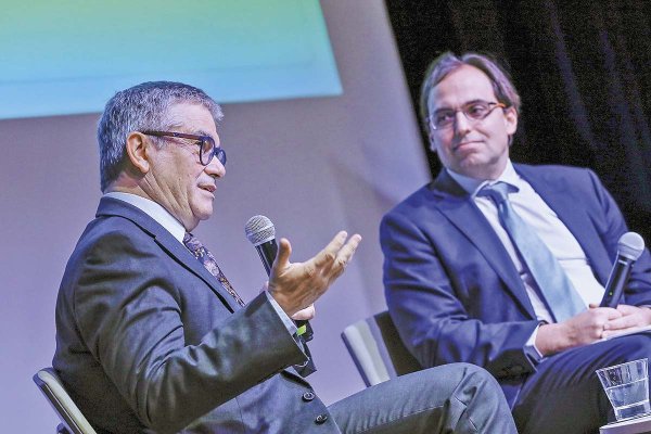 <p>Marcel participó de un conversatorio en la U de los Andes. Foto: Ministerio de Hacienda</p>