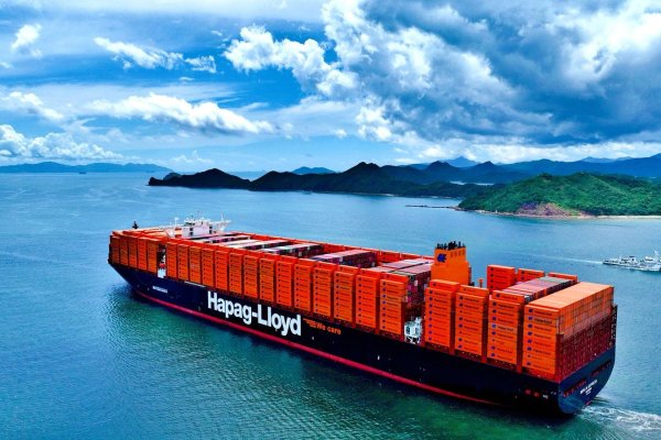 <p>Hapag-Lloyd logra navegar entre la guerra arancelaria y las tensiones geopolíticas y gana US$ 775 millones en el semestre</p>