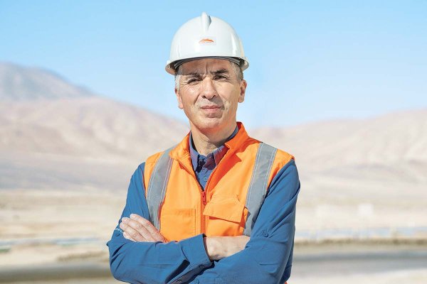 <p>La meta del primer CEO chileno de Minera Sierra Gorda: “Aumentar la vida útil de la mina más allá de 2035”</p>