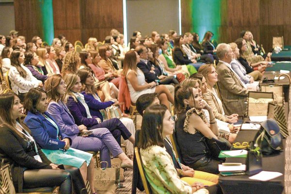<p>Síndrome del impostor e inteligencia artificial marcarán la reflexión en Cumbre de Mujeres Líderes</p>