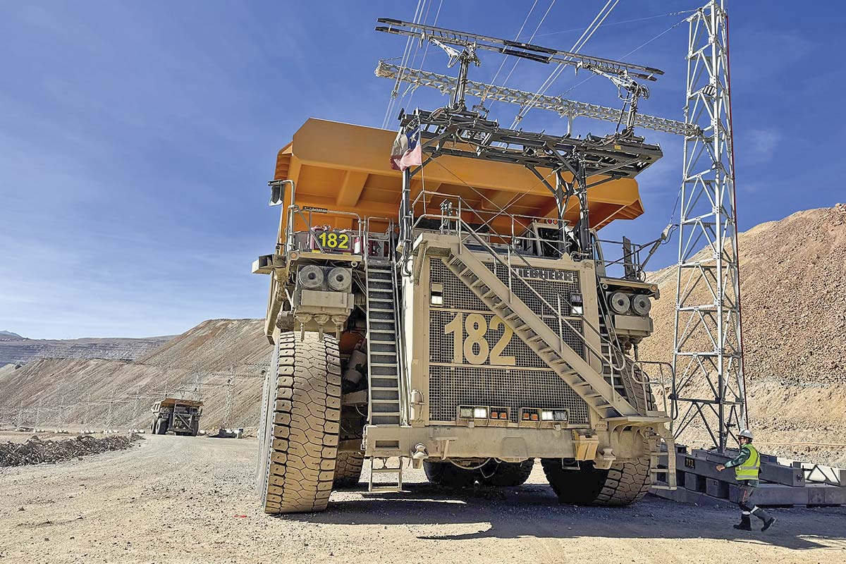 <p>Minería chilena mira a la electrificación con sistema que reduciría hasta en 92% las emisiones de los camiones al año 2037</p>