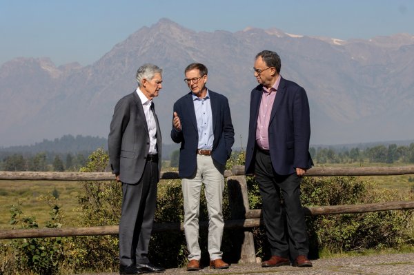<p>Jerome Powell, presidente de la Reserva Federal de EEUU; Tiff Macklem, gobernador del Banco de Canadá; y Andrew Bailey, gobernador del Banco de Inglaterra (BOE) en Jackson Hole el 2024. Foto: Bloomberg.</p>