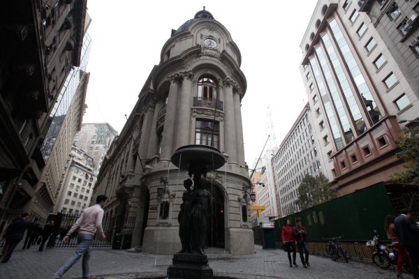 <p>IPSA supera los históricos 8.800 puntos tras fin de semana largo, positivos resultados y cifras de crecimiento en Chile</p>