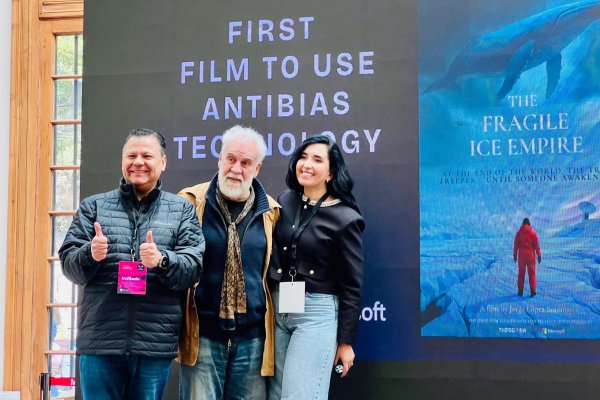 Wilson Pais de Microsoft, el director Jorge López Sotomayor y María José Martabit de Theodora AI, durante la presentación de la película en el festival Mediamorfosis.