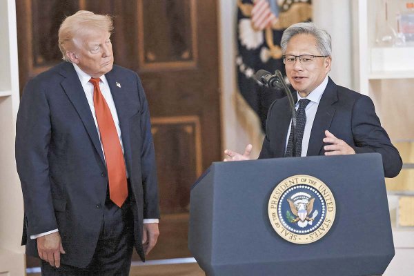 <p>Donald Trump con el director ejecutivo de Nvidia, Jensen Huang, en la Casa Blanca en abril de 2025. Foto: Reuters</p>