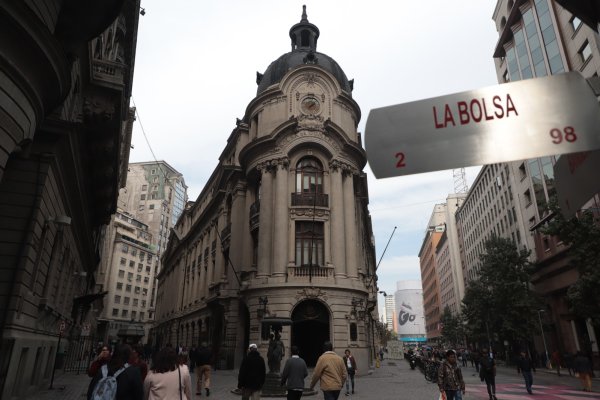 <p>Bolsa chilena cae y el IPSA pierde los históricos 8.800 puntos en línea con una venta de acciones en Latinoamérica</p>