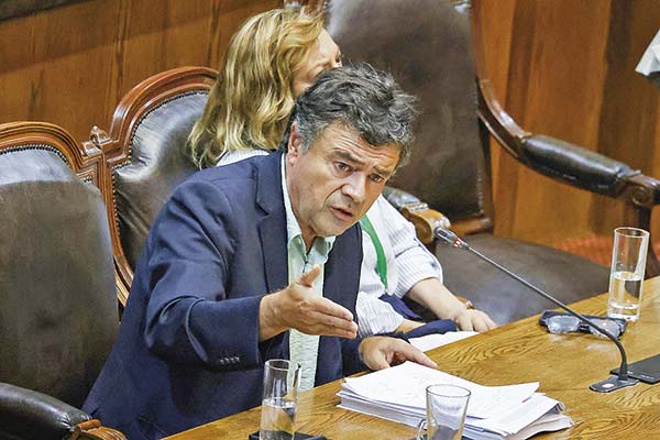<p>Gobierno confirma la salida del ministro de Agricultura, Esteban Valenzuela, en medio de polémica por fracaso en lista única parlamentaria</p>