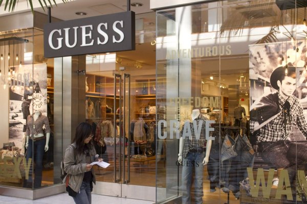 <p>Guess dejará de cotizar en bolsa tras acordar su venta a Authentic Brands por US$ 1.400 millones</p>