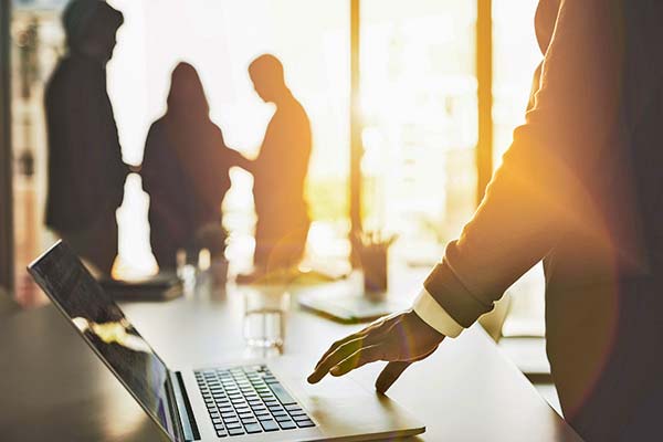 Chambers & Partners lanza guía 2026 con los mejores abogados y estudios de Chile, y advierte estancamiento en brecha de género