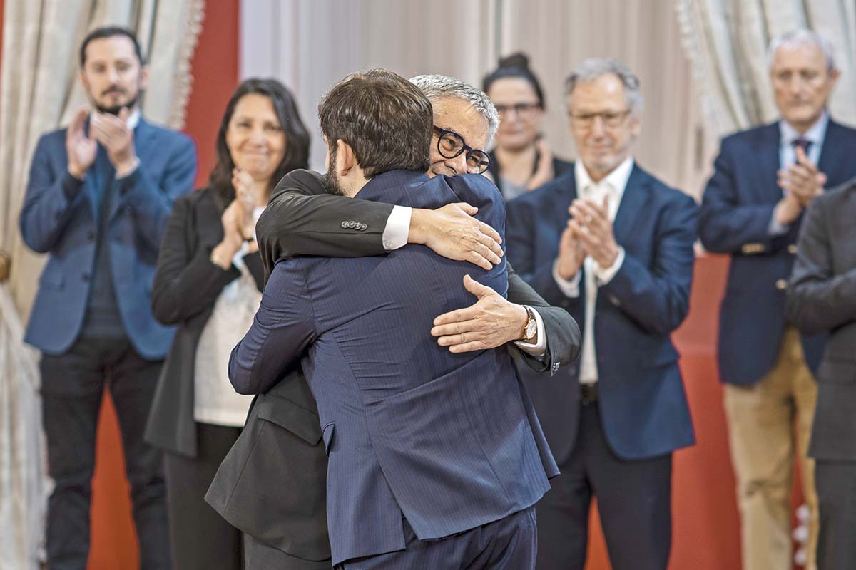 <p>Marcel y Boric se fundieron en un fuerte abrazo tras sellarse su renuncia al gabinete. Foto: Presidencia</p>