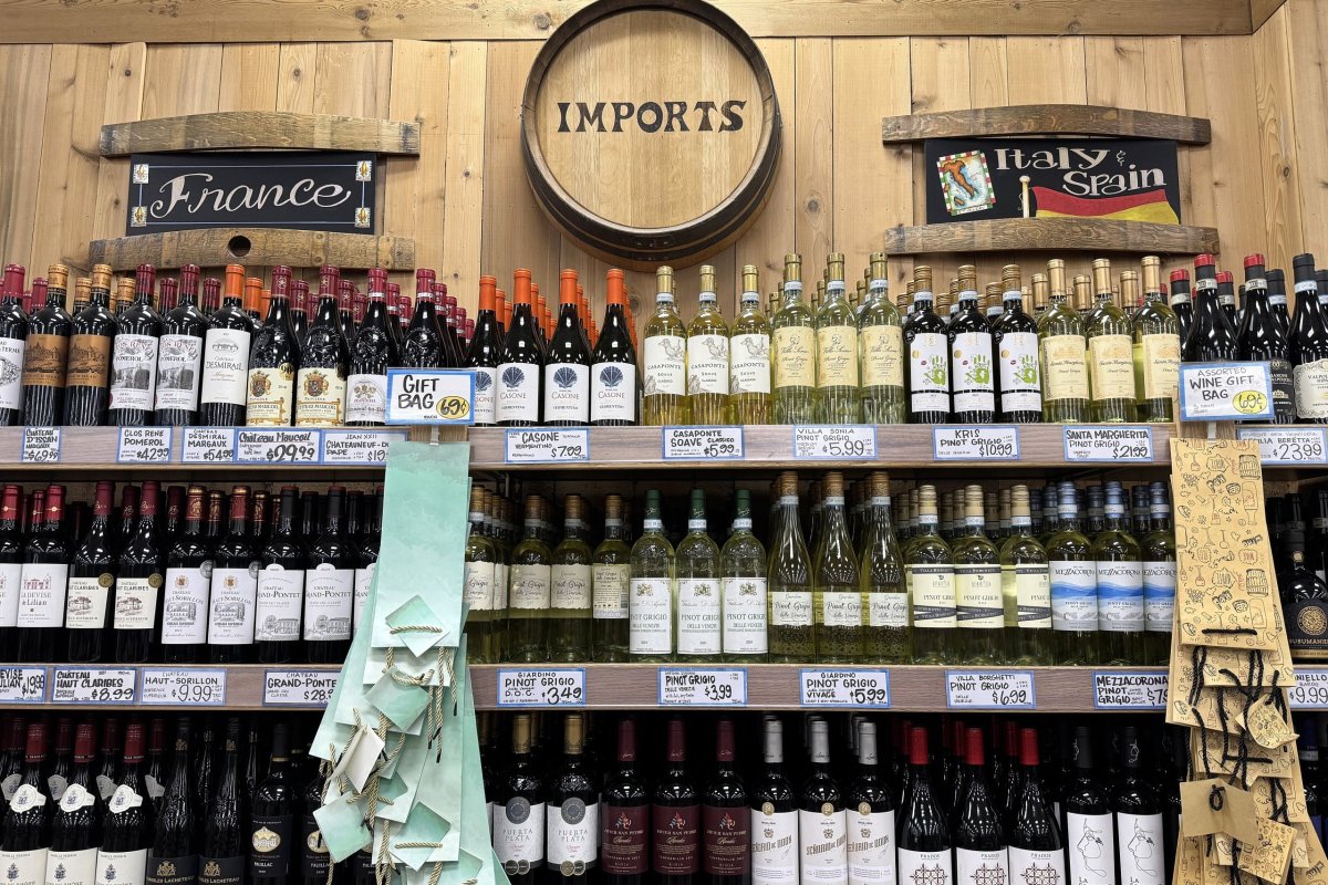 <p>UE insta a EEUU a eliminar arancel de 15% al vino y bebidas espirituosas mientras productores europeos temen impacto en la industria</p>