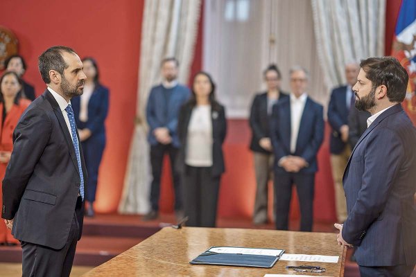 <p>El ministro Grau frente al Presidente Boric este jueves en La Moneda. Foto: Presidencia</p>
