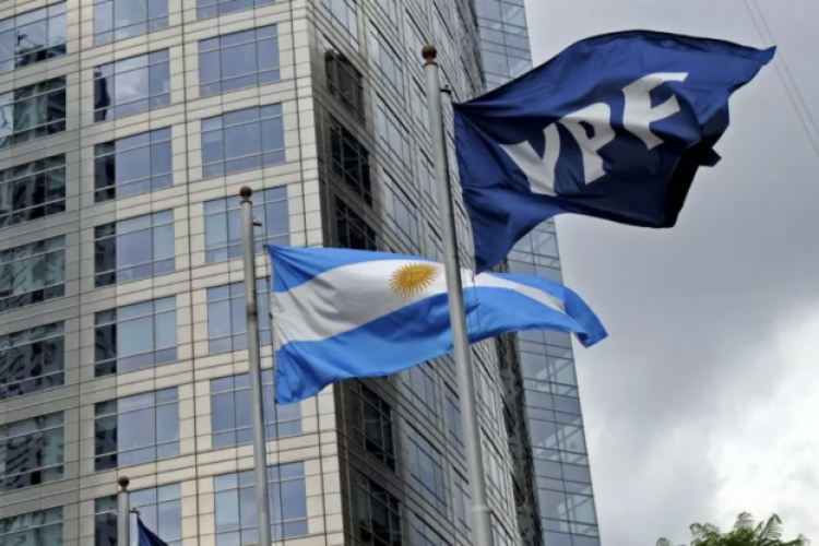 <p>Argentina YPF estudia cambiar el proyecto de exportación de GNL que tiene con Shell y Eni</p>