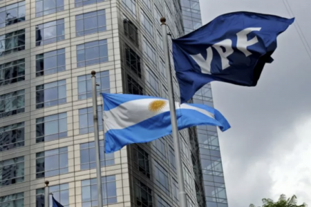 <p>Argentina YPF estudia cambiar el proyecto de exportación de GNL que tiene con Shell y Eni</p>