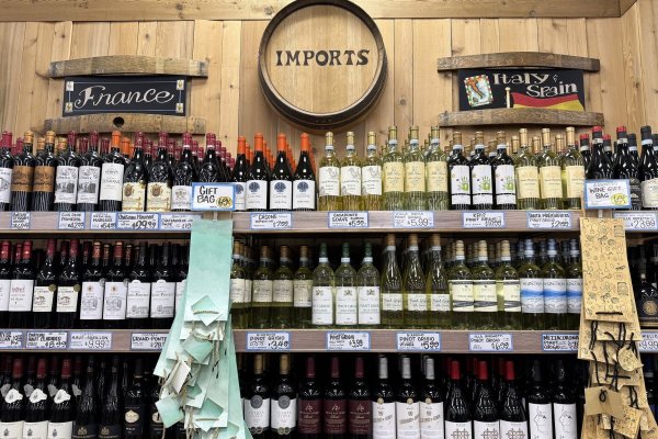 <p>UE insta a EEUU a eliminar arancel de 15% al vino y bebidas espirituosas mientras productores europeos temen impacto en la industria</p>