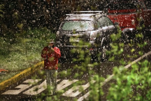 <p>SEC reporta poco más de 43 mil clientes sin servicio eléctrico en el país, mientras en Santiago ya se registran las primeras nevadas</p>