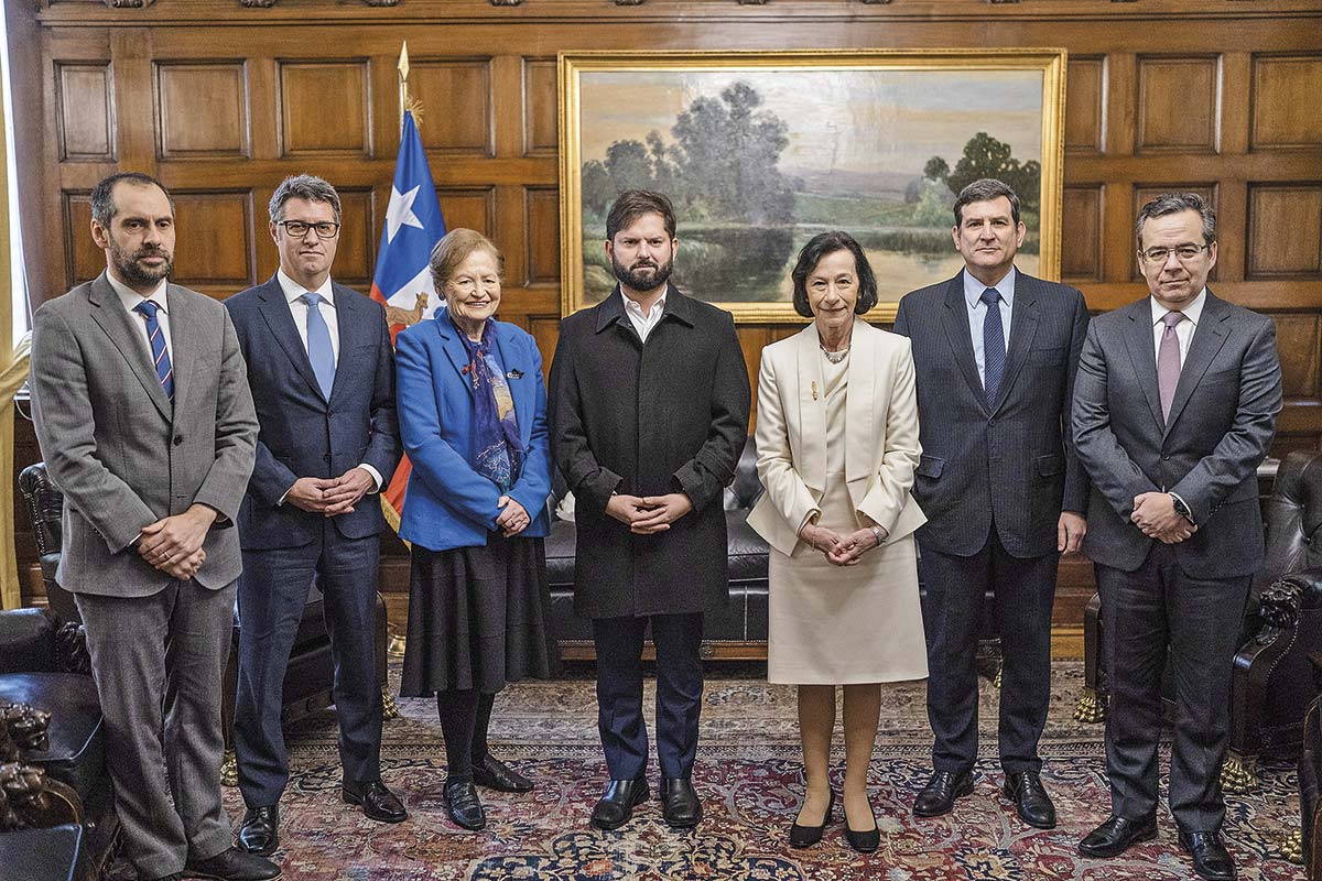 <p>El ministro de Hacienda Nicolás Grau y el presidente Gabriel Boric participaron de la ceremonia de los 100 años del Banco Central junto a su presidenta Rosanna Costa, la vicepresidenta Stephany Griffith-Jones y los consejeros Claudio Soto, Alberto Naudon y Luis Felipe Céspedes. Foto: Presidencia</p>