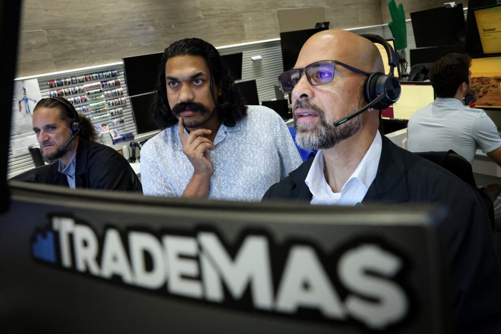 Wall Street recupera impulso antes del discurso de Powell: ¿un giro en la política monetaria o una pausa tensa?