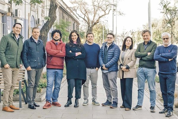 <p>De izq. a der.: Waldo Terán, Enrique Cruz, Pablo Zamora, Paloma Ávila, Ariel Gringaus, José Manuel Correa, Carolina Cartes, Andrés López y Víctor Devía, socios de Ecometric.</p>