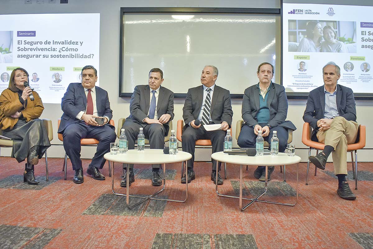 <p>Expertos debatieron sobre la sostenibilidad del SIS en un conversatorio organizado por la Asociación de Aseguradores de Chile (AACh) y la Alta Dirección de la FEN de la Universidad de Chile.</p>