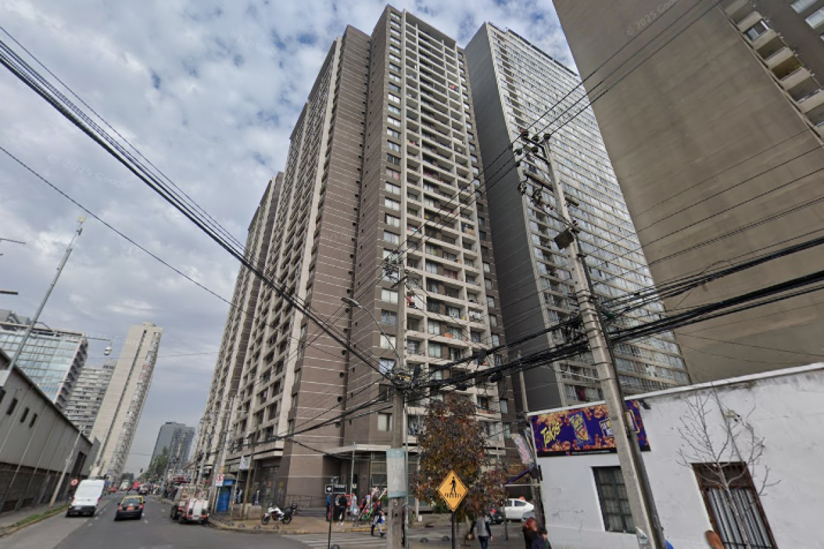 <p>Comunidad acusa defectos en dos torres de 30 pisos en Estación Central: inmobiliaria y constructora apuntan a mal uso de los habitantes</p>
