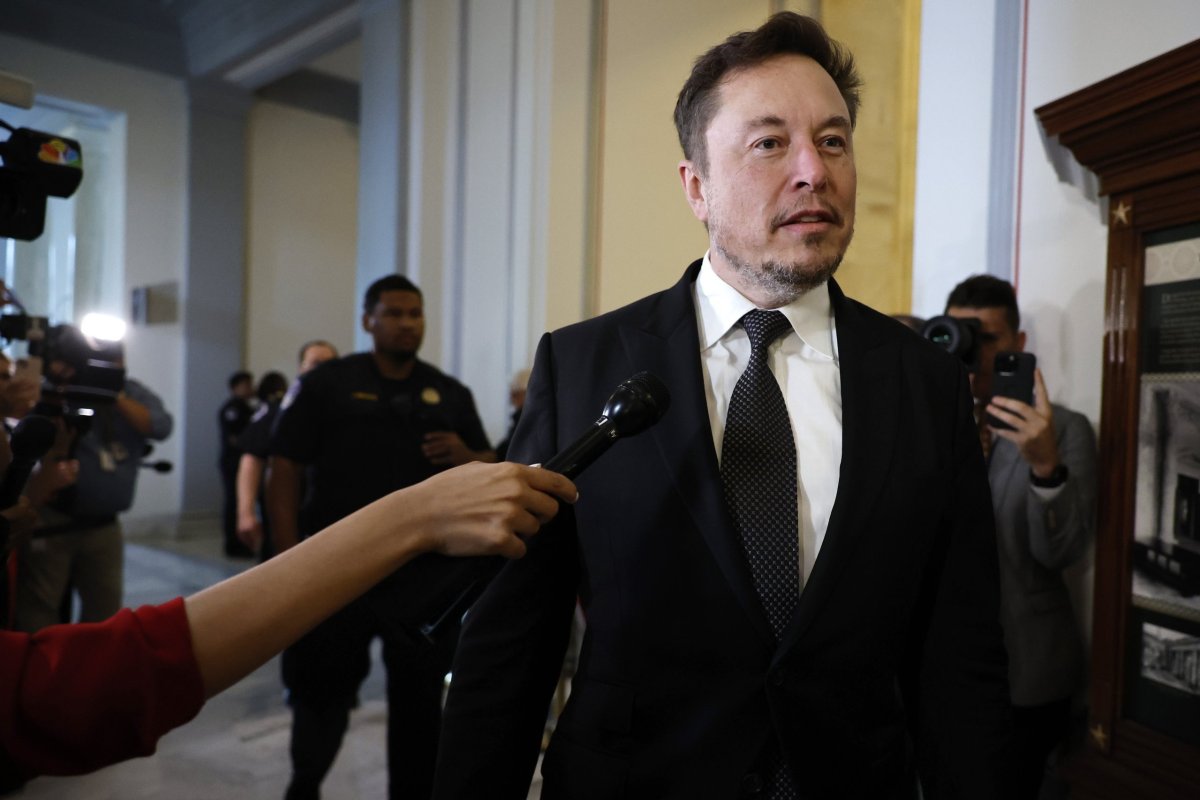 <p>Musk demanda a Apple y OpenAI acusándolas de impedir la competencia en el mercado de la IA</p>