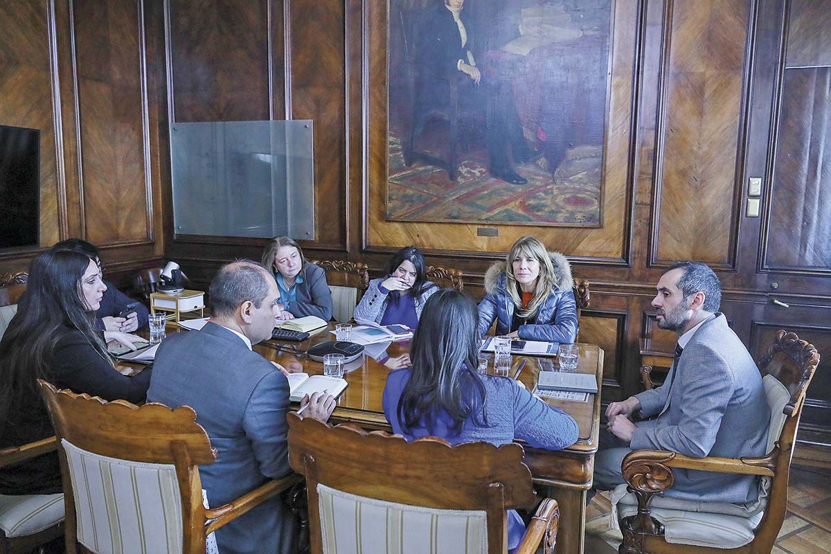 <p>El ministro de Hacienda abordó el cronograma presupuestario con la presidenta de la comisión del ramo, Ximena Rincón. Fotos: Ministerio de Hacienda</p>