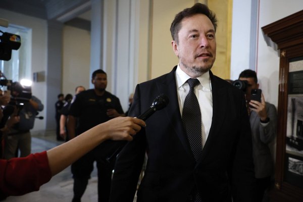 <p>Musk demanda a Apple y OpenAI acusándolas de impedir la competencia en el mercado de la IA</p>
