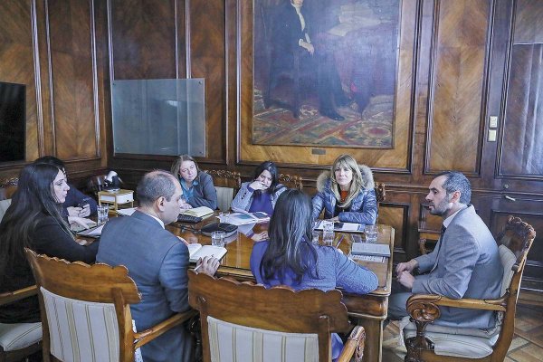 <p>El ministro de Hacienda abordó el cronograma presupuestario con la presidenta de la comisión del ramo, Ximena Rincón. Fotos: Ministerio de Hacienda</p>