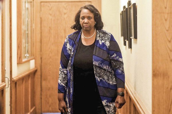 <p>Lisa Cook es la primera mujer afroamericana en formar parte de la junta de gobernadores de la Fed. Foto: Reuters</p>