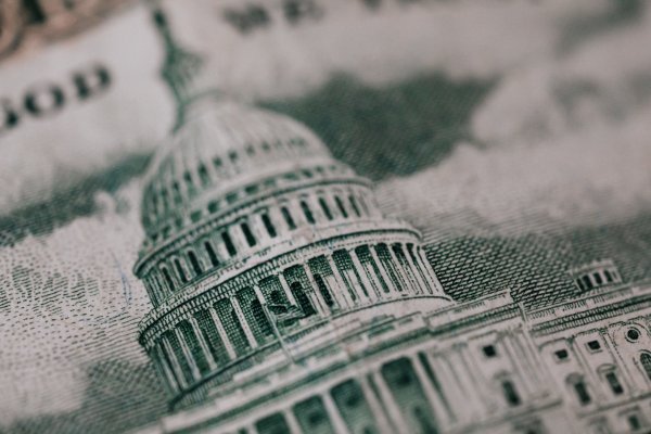 <p>Dólar sube levemente al inicio de la tarde tras jugada de Trump para destituir a gobernadora de la Fed</p>