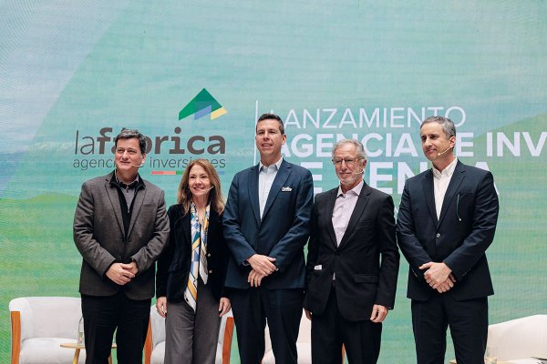 <p>A la presentación asistieron el ministro de Economía, Álvaro García, y la presidenta de la CPC, Susana Jiménez.</p>