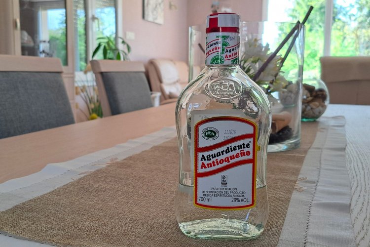 <p>¿Petro en contra del aguardiente colombiano?: El mandatario quiere subir el IVA a los licores desde 5% a 19%</p>