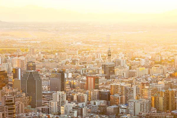 Boom de arriendos temporales en el centro de Santiago: mayor oferta reduce ingresos promedio por noche
