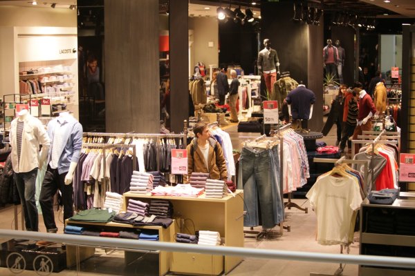 Cifras de actividad del INE: Comercio crece en julio pero la minería se contrae