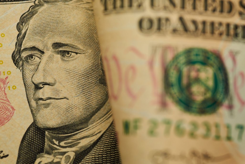 Dólar abre a la baja tras Imacec de julio y sin referencias desde EEUU por feriado