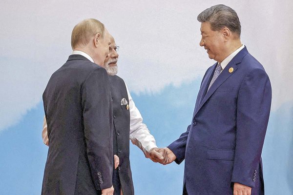 <p>El presidente de China, Xi Jiping, junto a sus pares de Rusia, Vladmir Putin, y de India, Narendra Mudi, en la cumbre de la Organización de Cooperación de Shangái. Foto: Reuters</p>