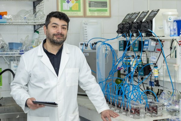 Juan Carlos Ortega, fundador de Verdana, junto a su tecnología de desalcoholización de vinos. (Foto: Jorge Zúñiga Vega)