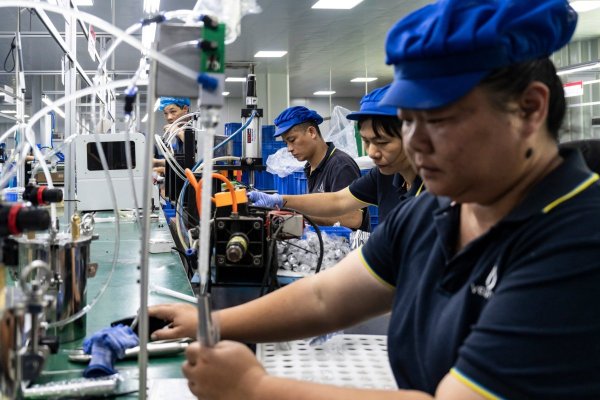 <p>Empresas chinas deberán empezar a aportar a la jubilación de sus trabajadores mientras resienten las crecientes presiones de costos</p>