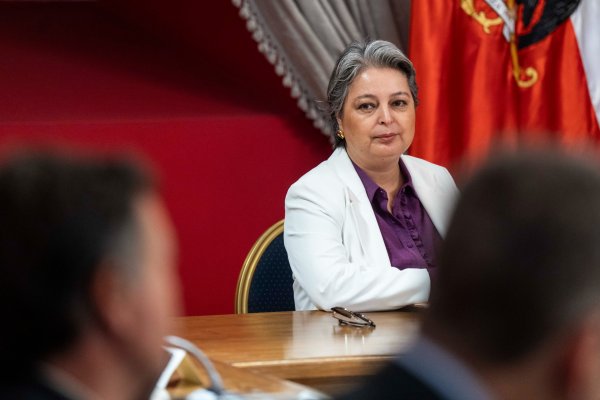 Jara sube el tono y califica de “apuesta a ciegas” la propuesta previsional de Kast de eliminar el préstamo al Estado