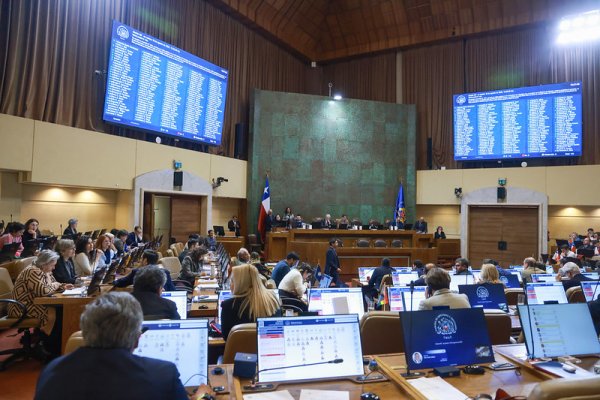 <p>¿Voto obligatorio o voluntario? Cámara despacha al Senado la reforma sin multa por no sufragar</p>