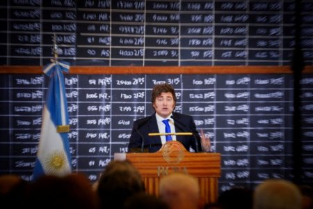 <p>Dólar se dispara en Argentina: Gobierno de Milei recurre al Tesoro para calmar los mercados tras escándalo de los audios</p>