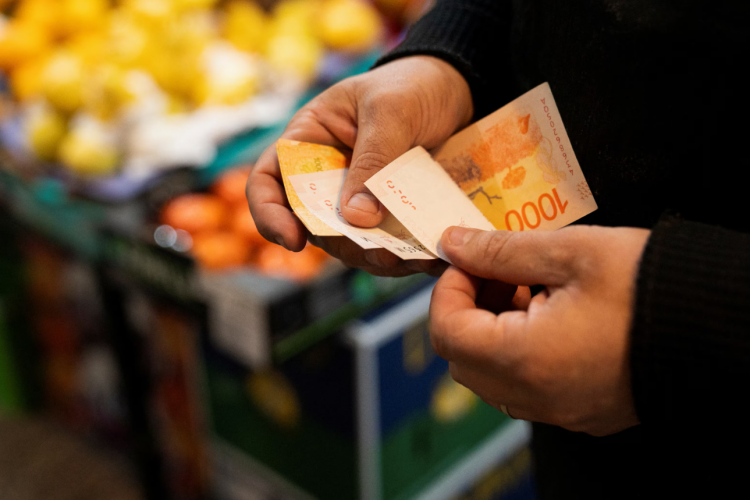 <p>Argentinos compraron dólares equivalentes a todo lo que desembolsó el FMI</p>