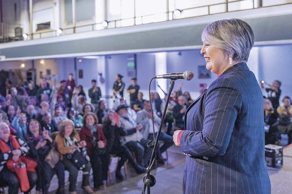 <p>Jara defiende la gira que la ausentó de algunos debates con los otros presidenciables: “Me siento contenta de que mi agenda no la definan los empresarios”</p>
