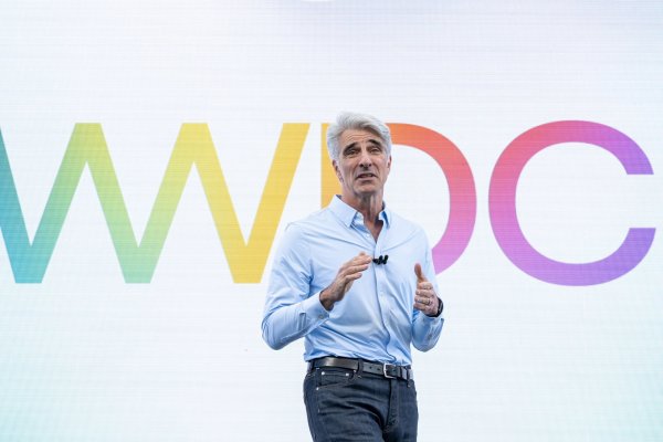 <p>Craig Federighi está ayudando a dirigir la renovada estrategia de inteligencia artificial de Apple. Foto: Bloomberg</p>