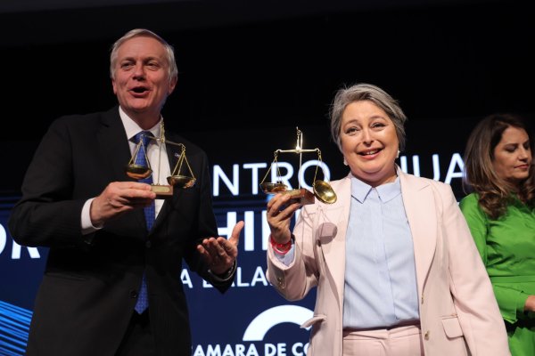 <p>Polémica por bots: Kast y Jara se enfrentan por campañas de desprestigio y se exigen explicaciones mutuas</p>