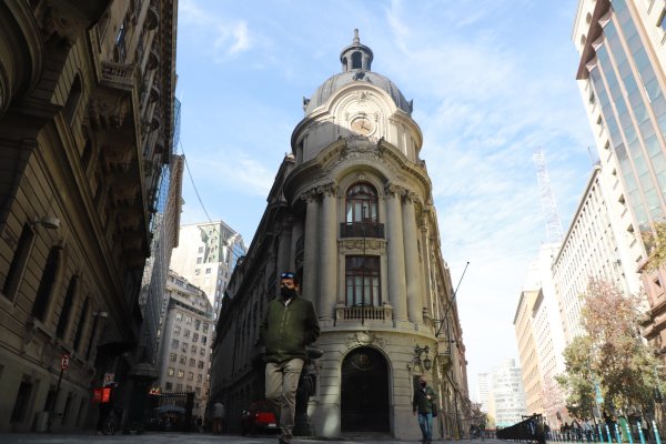 <p>IPSA abre con leve caída pero sigue sobre históricos 9.000 puntos con mercados atentos a nuevos datos de EEUU</p>