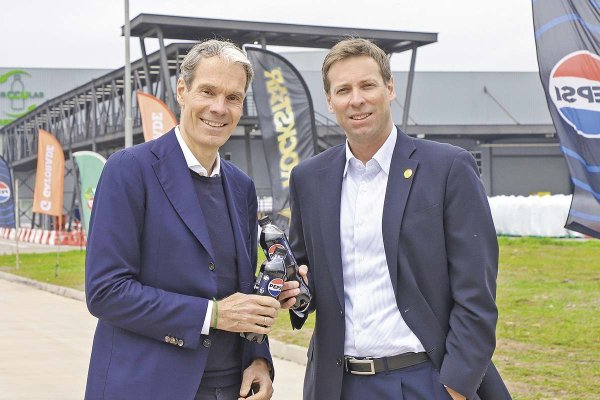 <p>El CEO International Beverages de PepsiCo, Eugene Willemsen, junto con el gerente general de la Embotelladora de CCU, Eduardo Ffrench-Davis. Foto: Julio Castro</p>