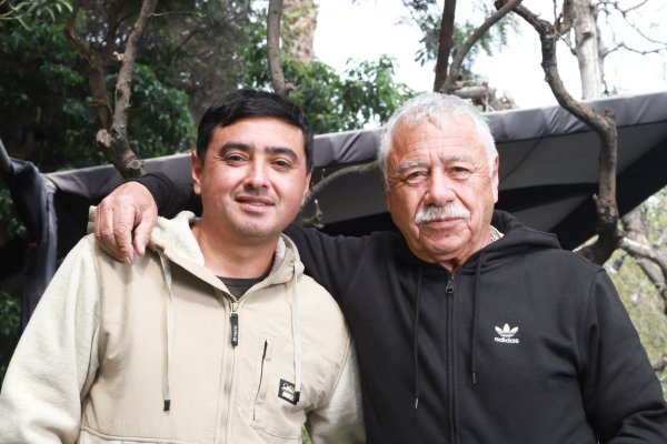 Carlos Caszely y su hijo Piero en su primera entrevista juntos: fútbol, dolores y política