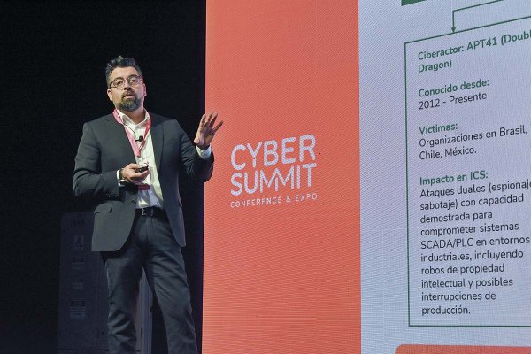 <p>Eduardo Bouillet, del Centro de Ciberinteligencia de Entel Digital, durante su presentación en el Industrial Cyber Summit 2025.</p>